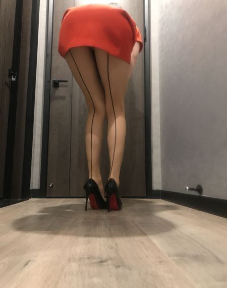 露腿的女孩子头像_院线抢先免费观看字幕