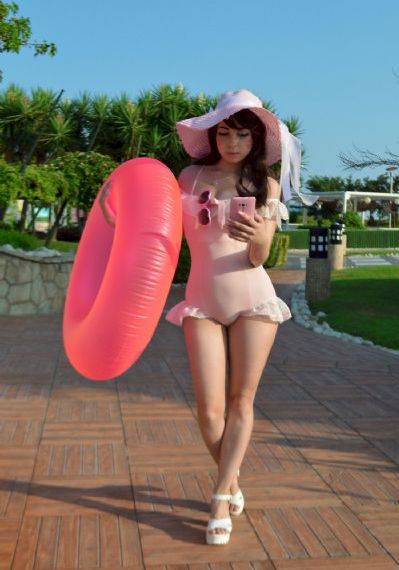 闺蜜手伸进内衣捏了我的胸_1080P完整在线观看